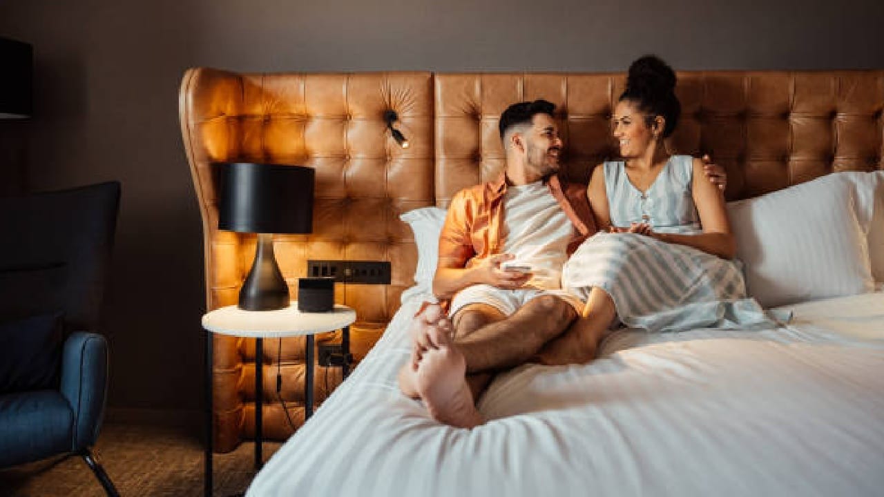 सर्वात प्रथम हॉटेल रूममध्ये प्रवेश करताच लाईट बंद करा आणि पडदे ओढून घ्या. त्यानंतर मोबाईलचा फ्रंट कॅमेरा सुरू करा. अनेक छुपे कॅमेरे अंधारात इन्फ्रारेड लाइट वापरतात. ही लाइट मानवी डोळ्यांना दिसत नाही, मात्र मोबाईल कॅमेऱ्यावर लाल किंवा जांभळ्या ठिपक्यांच्या स्वरूपात दिसू शकते.