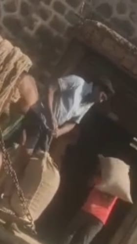 हिंगोली रेशन तांदूळ घोटाळा; पोत्यातून तांदूळ चोरीचा धक्कादायक VIDEO.