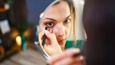 तुमच्या डोळ्यांचे सौंदर्य वाढवण्यासाठी घरी अशाप्रकारे बनवा वॉटरप्रूफ काजळ