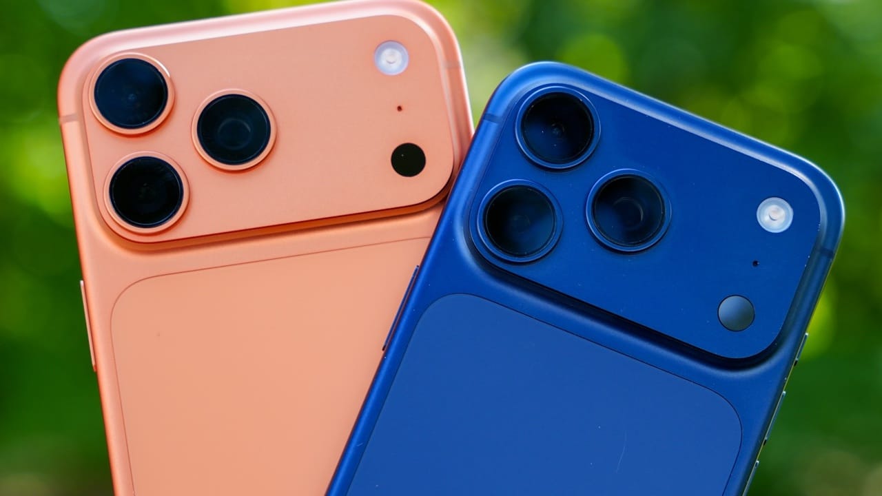 iPhone Pro मॉडेल्समध्ये दिसणारा हा काळा डॉट म्हणजे LiDAR सेंसर आहे. हा सेंसर iPhone ला त्याच्या आजूबाजूच्या वातावरणाची अचूक माहिती मिळवून देतो. त्यामुळे फोटो आणि व्हिडिओची गुणवत्ता सुधारते तसेच अनेक आधुनिक फीचर्स अधिक प्रभावीपणे काम करतात.