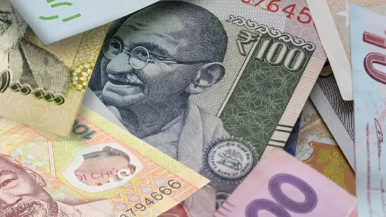 भूतानमध्ये रुपयाचा वापर: भूतानमध्ये भारतीय रुपया सहज चालतो. भूतानचे चलन 'नगुलट्रम' आणि भारतीय रुपयाचे मूल्य समान (1:1) आहे. तिथले हॉटेल, टॅक्सी आणि दुकानदार भारतीय चलन स्वीकारतात.  