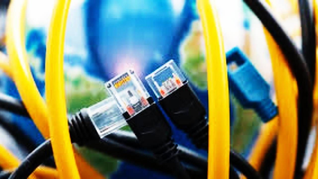 इंटरनेटच्या मालकीत सर्वात उंचीवर टियर 1 नेटवर्क प्रोव्हाइडर्स असते. या कंपन्या समुद्राच्या तळातून फायबर ऑपटिकलचे जाळे विणतात. हे जाळे मग विविध देशांपर्यंत जाऊन तिथे इंटरनेट पोहचवले जाते. या कंपन्या मध्यस्थीविना थेट एकमेकांना सहकार्य करतात. या मोठ्या कंपन्यांमध्ये टाटा कम्युनिकेशन्स, गुगल, मेटा, मायक्रोसॉफ्ट  आणि इतर कंपन्या आहेत.