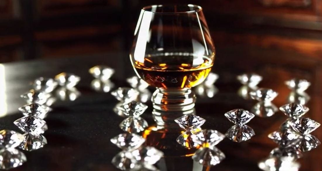 भारतीय रुपयांत सांगायचे झाल्यास इसाबेल इस्ले या व्हिस्कीची एक बॉटल तब्बल 52 कोटी रुपयांना मिळते. ही व्हिस्की ज्या बॉटलमधून दिली जाते, ती फारच विशेष आहे. सोबतच इसाबेला इस्ले ही व्हिस्कीदेखील खूपच जुनी आणि प्रीमियम असते. त्यामुळेच इसाबेला इस्ले या व्हिस्कीच्या एका बॉटलची किंमत 52 कोटी रुपये आहे. (Photo Credit : isabellas islay official website)