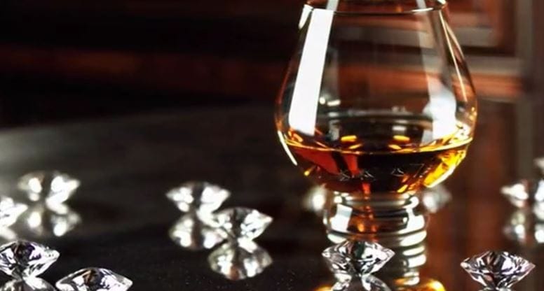  या व्हिस्कीची बॉटल फारच खास आहे. ही बॉटल हिरेजडीत आहे. तिच्यावर 8500 पेक्षा जास्त हिरे आणि 300 माणिक आहेत. सोबतच त्यावर सोनंदेखील आहे. विशेष म्हणजे या बॉटलवरील हिरे खरेदी करणाऱ्याच्या आवडीनुसार बदलता येतात. व्हिस्कीची ही बॉटल लाकडाच्या एका अत्यंत महागड्या अशा पेटीत ठेवली जाते. (Photo Credit : isabellas islay official website)