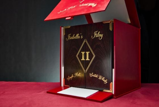 इसाबेला इस्ले या व्हिस्कीची एक किंमत साधारण 52 कोटी रुपयांच्या आसपास आहे. या बॉटलमध्ये 750 एमएल व्हिस्की असते. एका पेगमध्ये 30 एमएल व्हिस्की टाकली तर साधारण 2 कोटी रुपयांना एक पेग पडतो. म्हणूनच ही व्हिस्की खूपच खास आहे. (Photo Credit : isabellas islay official website) 