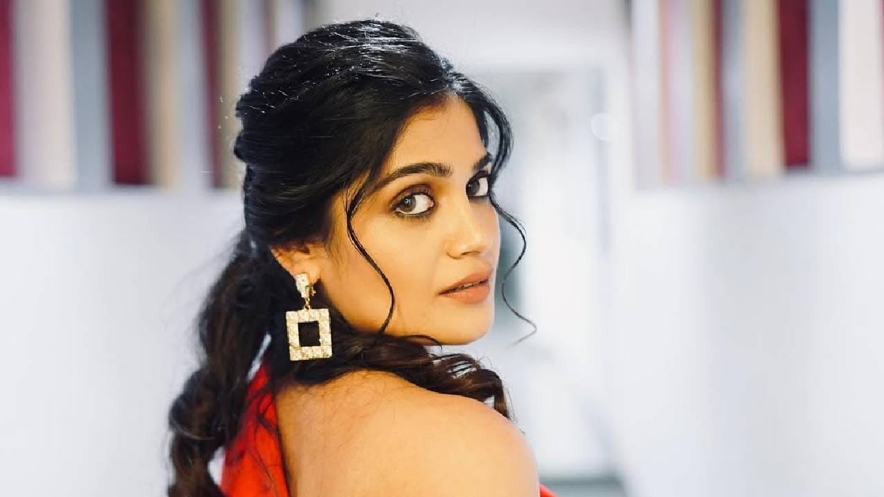 ही आमची लाडकी कला आहे का, असा प्रश्न एकाने विचारला. तर काहींनी थेट ईशा केसकरला टॅग करत तिचं अभिनंदन केलं. 'हिरोइन ईशा केसकर आहे असं वाटतंय', असं एका युजरने लिहिलं आहे. या चर्चांवर अद्याप ईशाने कोणतीच प्रतिक्रिया दिली नाही.  
