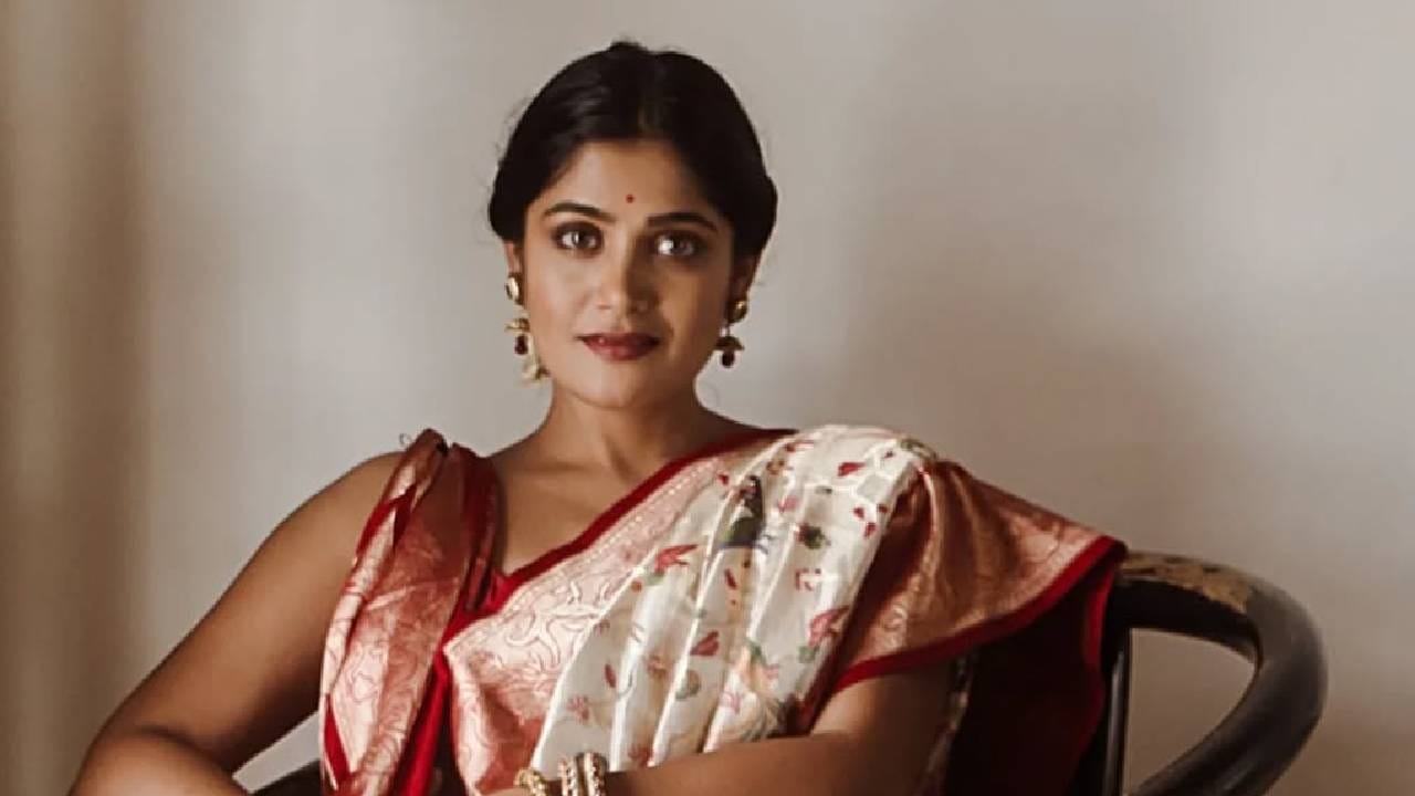 अभिनेत्री ईशा केसकरने डिसेंबर 2025 मध्ये 'लक्ष्मीच्या पावलांनी' या लोकप्रिय मालिकेला रामराम केला. या मालिकेतील तिच्या कलाच्या भूमिकेला प्रेक्षकांकडून भरभरून प्रेम मिळत होतं. त्यामुळे तिने अचानक मालिका सोडल्याने चाहते निराश झाले होते. परंतु ईशाच्या चाहत्यांसाठी आता खुशखबर आहे. 
