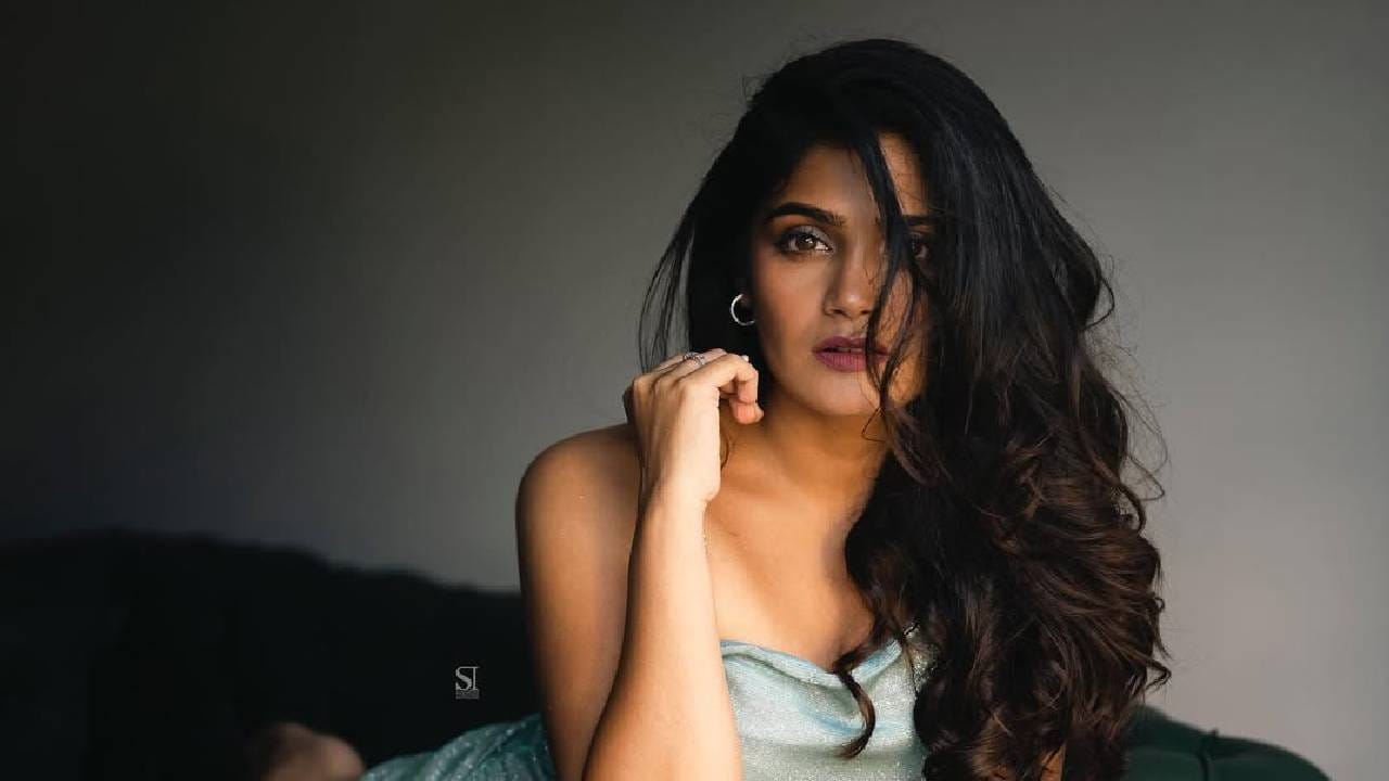 मालिकेच्या टीझरमध्ये अभिनेत्रीची झलक दाखवण्यात आली असली तरी तिचा चेहरा समोर आलेला नाही. अनेकांनी कमेंट बॉक्समध्ये ही अभिनेत्री कोण आहे, याचा अंदाज वर्तवला आहे. नेटकऱ्यांच्या मते ही अभिनेत्री ईशा केसकर आहे. नव्या मालिकेसाठी चाहत्यांनी तिला शुभेच्छा देण्यासही सुरुवात केली. 
