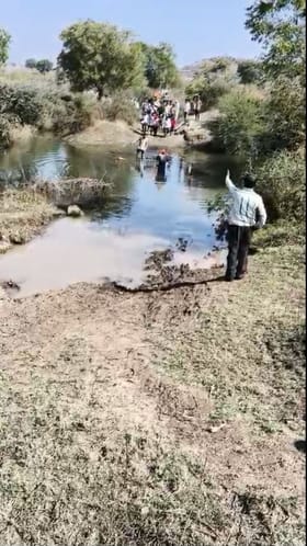 जळगावात अंत्यविधीसाठी कंबरेभर पाण्यातून न्यावा लागला मृतदेह, लोणवाडी ग्रामस्थांचा संताप.