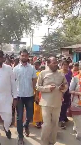 वरणगावात घरकुलाची मागणी; नागरिकांचा नगरपरिषदेवर मोर्चा.