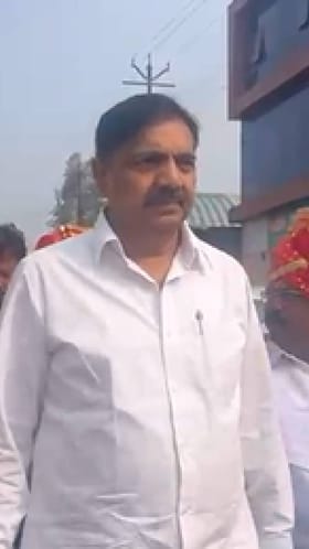 ईश्वरपूरनगर परिषदेमध्ये नगराध्यक्षांनी पदभार स्वीकारला, जयंत पाटील उपस्थित.