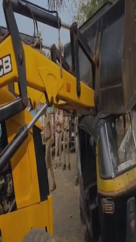 नंदुरबारमध्ये कालबाह्य वाहनं जेसीबीच्या मदतीने स्क्रॅप.