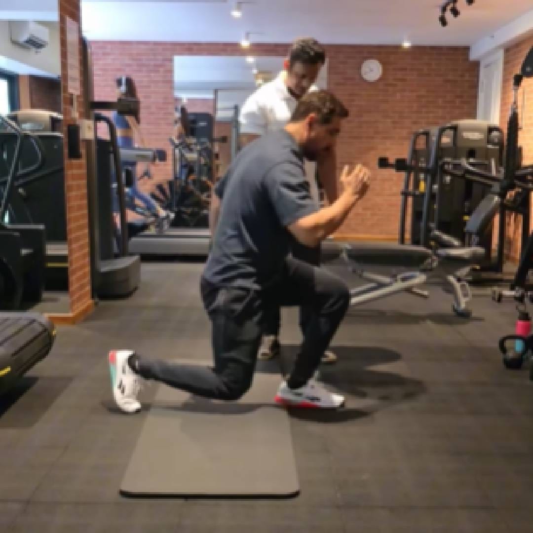 त्यावेळी मी माझ्या करिअरच्या पीकवर होतो. एका तासासाठी 25 हजार रुपये चार्ज करायचो. त्यावेळी अनन्या बिर्लाने माझ्याशी संपर्क साधला. त्यावेळी मी 16 तास काम करायचो. त्याच कमाईतून मी 5-6 घरं खरेदी केली. 15 कोटीची जीम विकत घेतली. विनोद यांनी ईशा अंबानी, अनंत अंबानी आणि आकाशा अंबानी यांना फिटनेस ट्रेनिंग दिली आहे. 