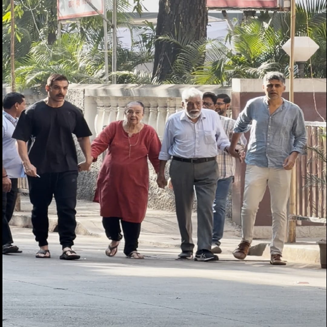 अभिनेता  जॉन अब्राहम याने  देखील मतदानाचा हक्क बजावला आहे. आई - वडिलांसोबत अभिनेत्याने  मतदान केलं आहे. अभिनेत्याला मतदान केंद्रावर आई - वडिलांसोबत स्पॉट करण्यात आलं... 