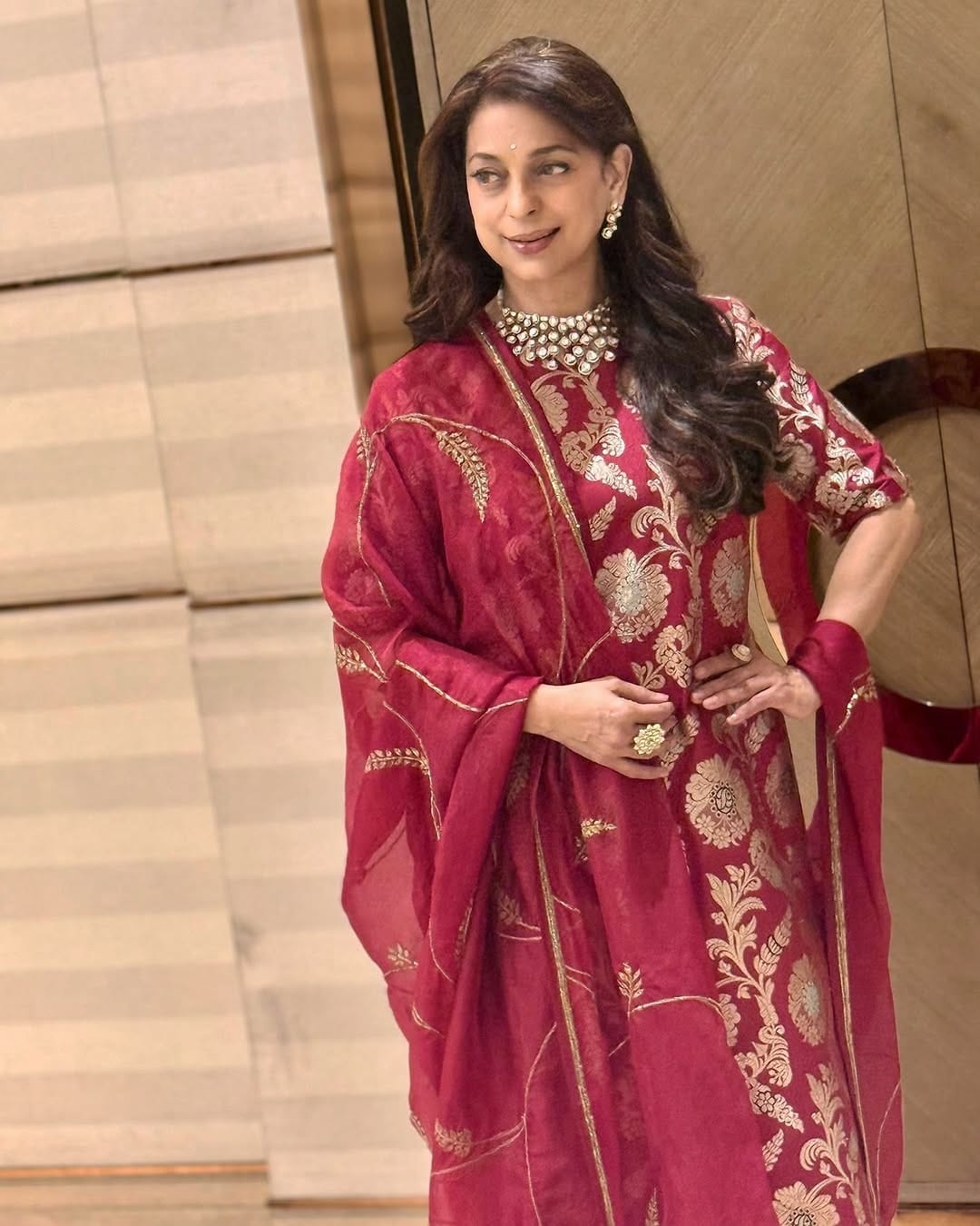 जुही सोशल मीडियावर कायम सक्रिय असते. सोशल मीडियावर तिच्या चाहत्यांची संख्या देखील फार मोठी आहे. चाहत्यांच्या संपर्कात राहण्यासाठी जुही कायम स्वतःचे फोटो आणि व्हिडीओ सोशल मीडियावर पोस्ट करत असते. 