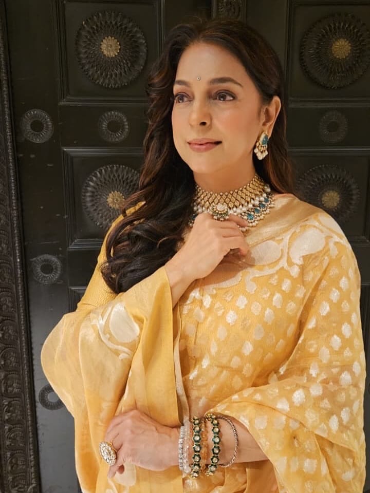अभिनेत्री जूही चावला हिने एकेकाळी बॉलिवूडवर राज्य केलं. आज देखील अभिनेत्रीचे सिनेमे चाहते तितक्याच आवडीने पाहातात. पण गेल्या कित्येक वर्षांपासून अभिनेत्री बॉलिवूडपासून दूर आहे. आता जुही तिच्या खास लूकमुळे चर्चेत आली आहे.