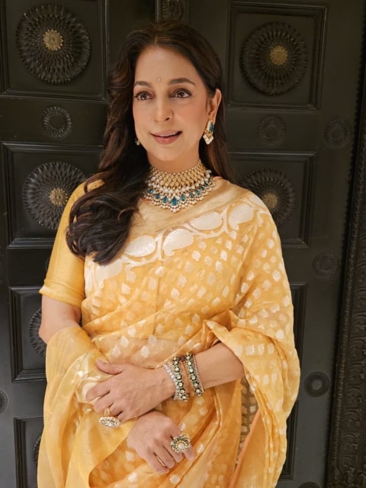 वयाच्या 56 व्या वर्षी देखील अभिनेत्रीचं सौंदर्य कमी झालेलं नाही. दिवसागणिक अभिनेत्रीचा बोल्डनेस वाढत आहे. सोशल मीडियावर सध्या जुहीच्या फोटोशूटची चर्चा रंगली आहे.  साठीच्या उंबरठ्यात असूनही जुहीचं सौंदर्य कमी झालेलं नाही. 