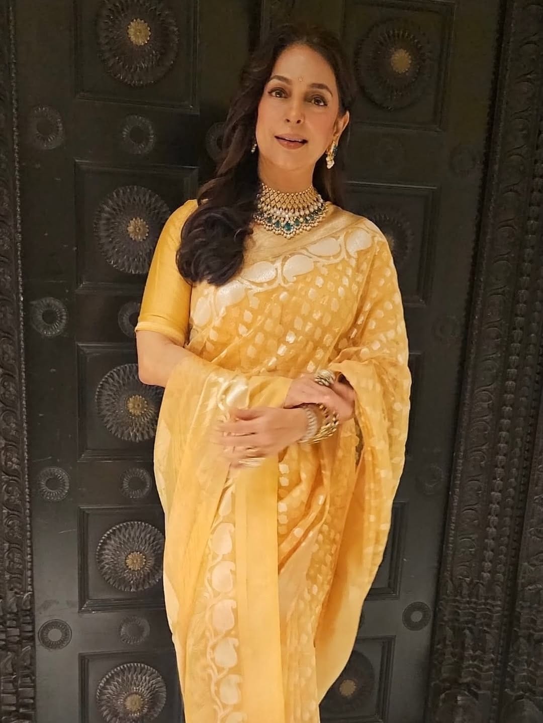 जुही कायम सोशल मीडियाच्या माध्यमातून चाहत्यांच्या संपर्कात राहण्याच प्रयत्न करत असते. एवढंच नाहीतर, जूही कायम तिच्या खासगी आणि प्रोफेशनल आयुष्यामुळे चर्चेत असते. आजही चाहत्यांमध्ये जुहीची क्रेझ कायम आहे. 