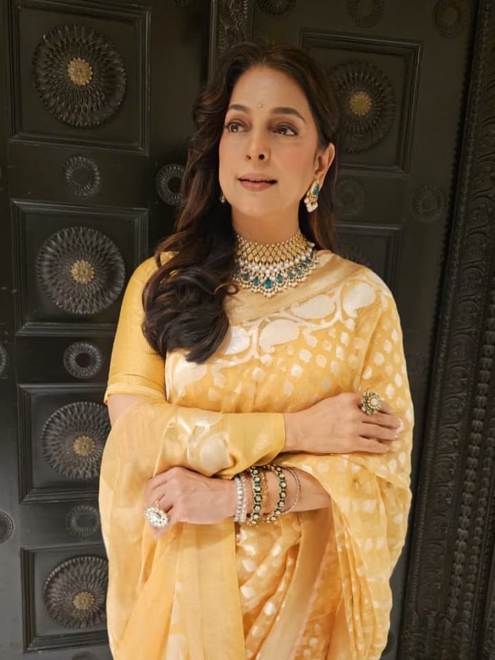 जुही तिच्या संपत्तीमुळे देखील कायम चर्चेत असते. जुही आता फिल्मी दुनियेपासून खूपच लांब गेली आहे. पण असं असलं तरी तिने एका गोष्टीत सर्व अभिनेत्रींना मागे टाकलं आहे. जुही चावला भारतातील सर्वात श्रीमंत अभिनेत्री बनली आहे.