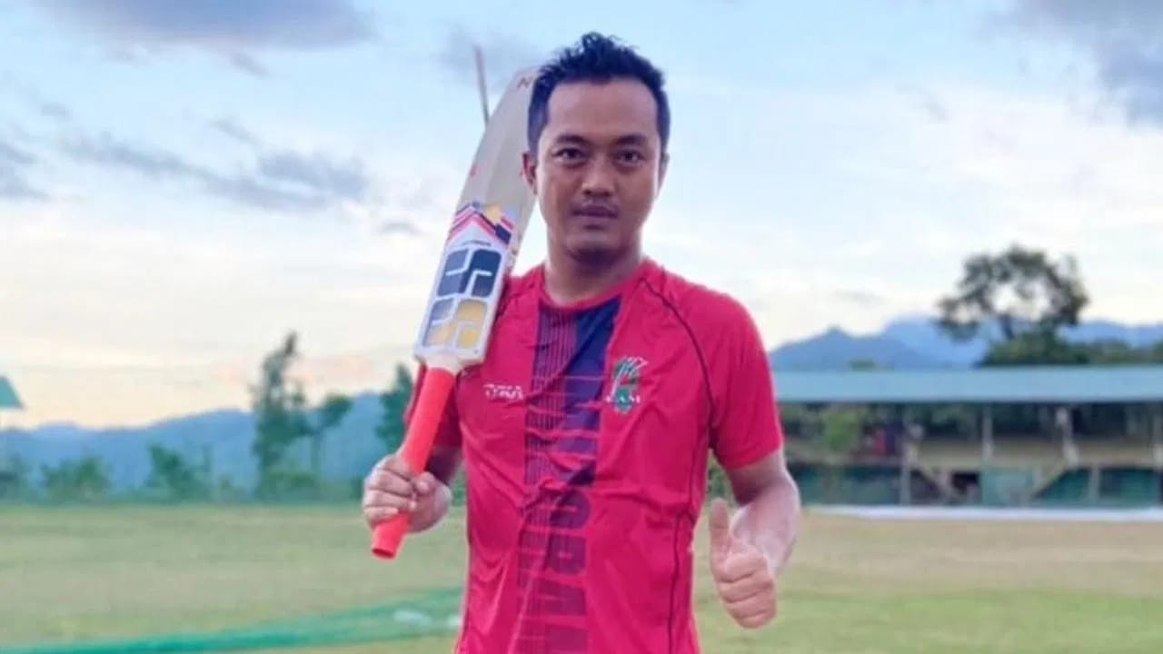 रिपोर्ट्सनुसार, लालरेमरुआटा 8 जानेवारीला एका स्पर्धेत खेळत होता. लालरेमरुआटा या दरम्यान बेशुद्ध होऊन मैदानात पडला. त्यानंतर लालरेमरुआटा याला रुग्णालयात दाखल करण्यात आलं. मात्र डॉक्टरांनी क्रिकेटरचा मृत्यू झाल्याचं जाहीर केलं. (Photo: Lalremruata's Instagram)