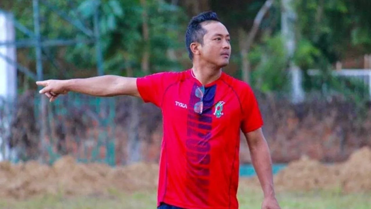 भारतीय क्रिकेट वर्तुळातून अतिशय वाईट बातमी समोर आली आहे. सामन्यादरम्यान बेशुद्ध झालेल्या क्रिकेटपटूचं उपचारादरम्यान निधन झालं आहे. लालरेमरुआटा असं निधन झालेल्या क्रिकेटरचं नाव आहे. मिझोरममध्ये आयोजित स्थानिक क्रिकेट स्पर्धेत हा खेळाडू बेशुद्ध होऊन मैदानात पडला. हा खेळाडू रणजी ट्रॉफी स्पर्धेतही खेळला होता. (Photo: Lalremruata's Instagram)