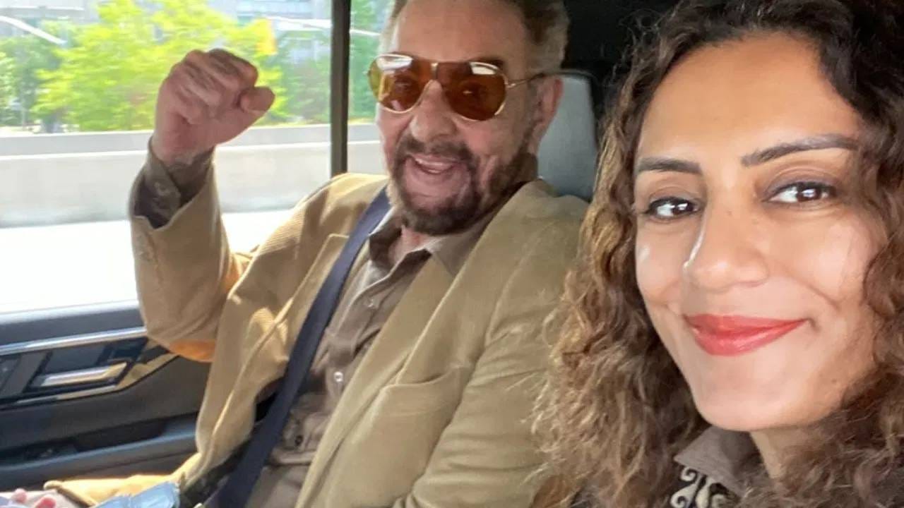 या फोटोजमध्ये कबीर बेदी आपली चौथी पत्नी परवीन दुसांझ सोबत खूप आनंदी दिसतायत. दोघांनी रोमँटिक अंदाजात लग्नाच्या 10 व्या वाढदिवसाचं सेलिब्रेश गोव्याच्या बीचवर केलं. अभिनेत्याच्या या फोटोजवर फॅन्सनी लग्नाला 10 वर्ष पूर्ण झाल्याबद्दल दोघांना शुभेच्छा दिल्या. 