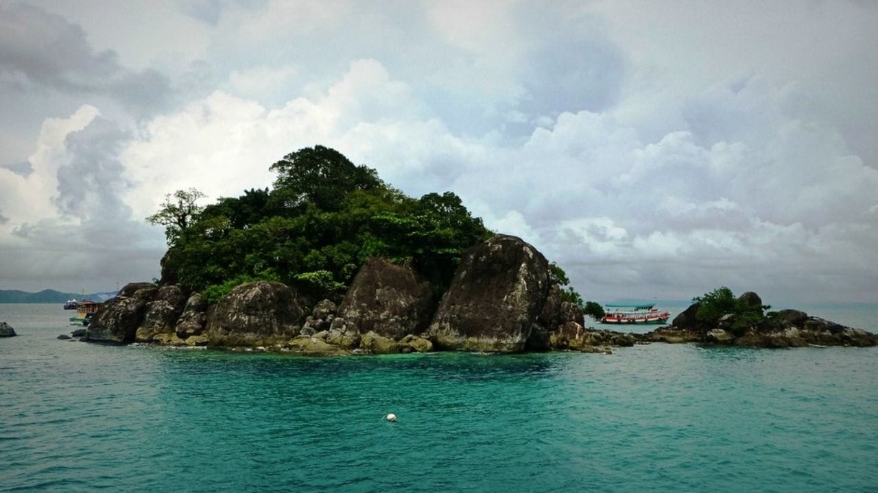 राजकीय वाद : धोरणात्मक आणि राजकीय दृष्टीने महत्तावाचे असणारे हे बेट भारतात सामील करण्याची मागणी तमिळनाडू सरकार आणि अनेक राजकीय पक्ष वारंवार करत असतात.  