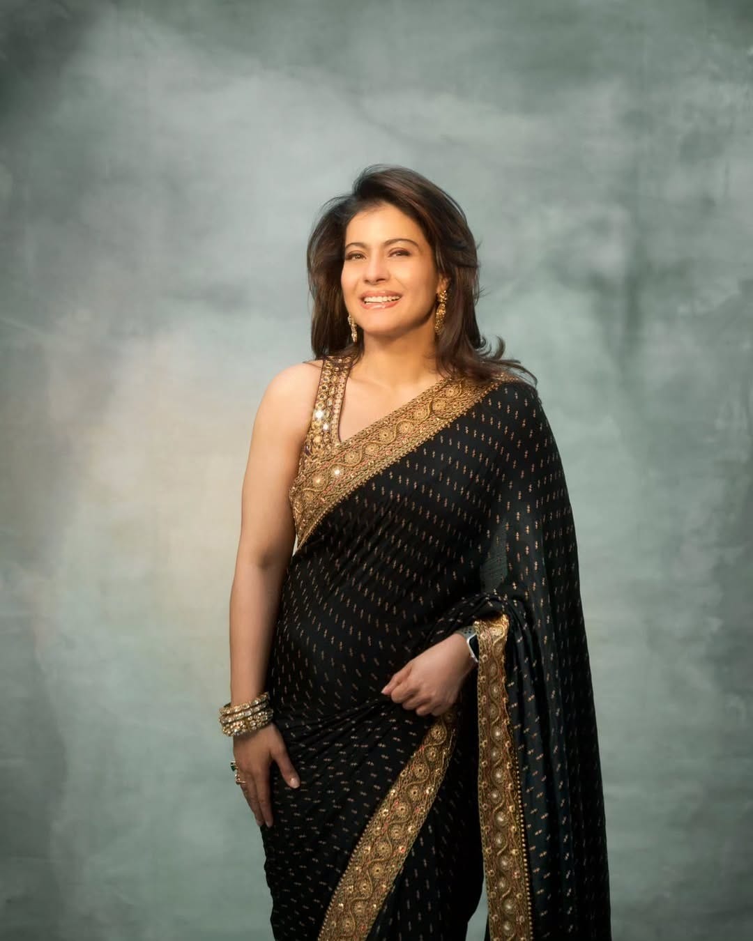 सांगायचं झालं तर, काजोल कायम चाहत्यांना फॅशन गोल्स देत असते. आता देखील काळ्या साडीमध्ये फोटो पोस्ट करत अभिनेत्रीने कॅप्शनमध्ये, 'काळा नेहमीच नवीन काळा ठरतो...' असं लिहिलं आहे. अभिनेत्रीच्या पोस्टवर अनेकांनी लाईक्स आणि कमेंटचा वर्षाव देखील केला आहे.