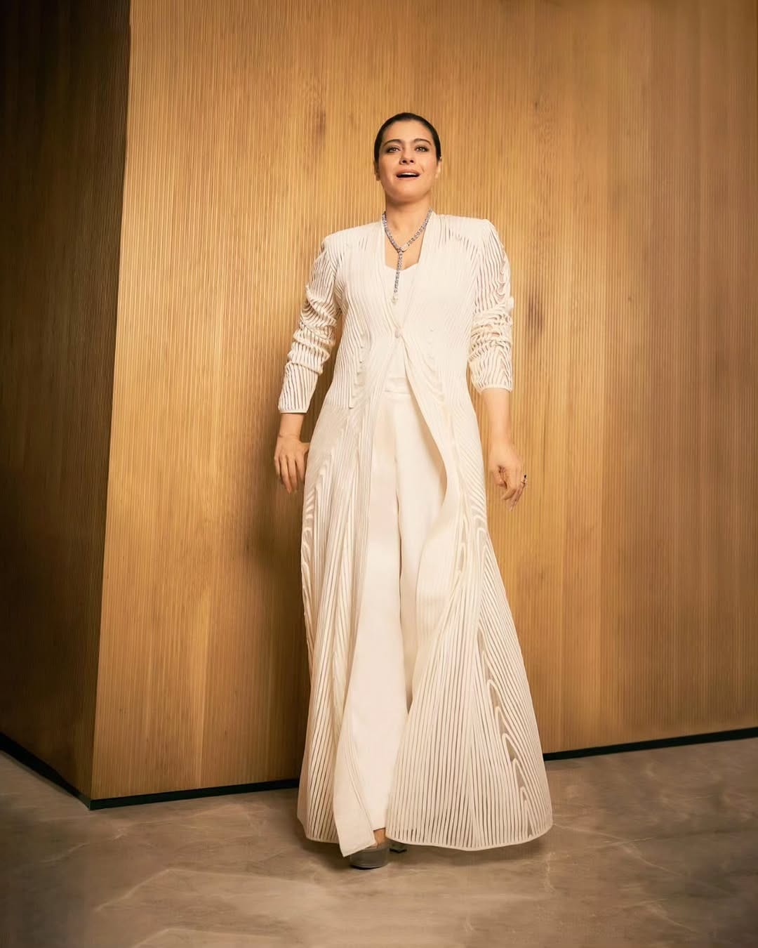 काजोल हिने पांढऱ्या रंगाच्या ड्रेममध्ये काही फोटो पोस्ट केले आहेत. फोटो पोस्ट करत अभिनेत्रीने कॅप्शनमध्ये, '2026 मध्ये मी अस्थिर होणार आहे... अरेरे.. मला आता थांबायचं नाही...' असं लिहिलं आहे. काजोल कायम सोशल मीडियावर फोटो पोस्ट करत असते. 