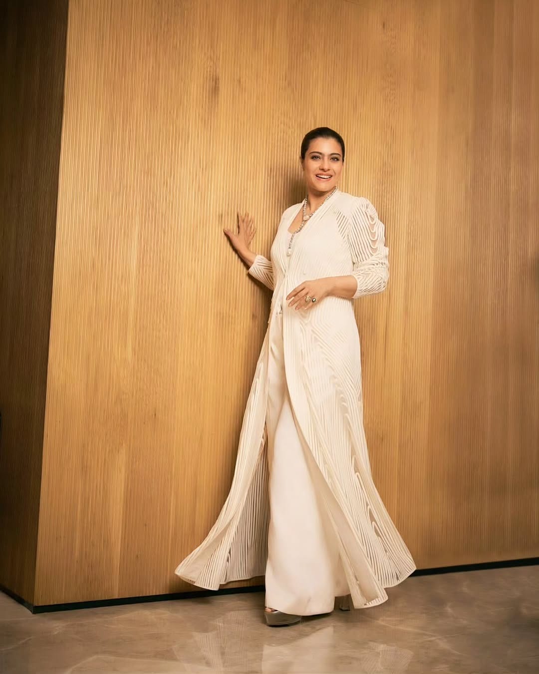 काजोल सोशल मीडियावर कायम सक्रिय असते. सोशल मीडियावर  तिच्या चाहत्यांची संख्या देखील फार मोठी आहे. चाहत्यांच्या संपर्कात राहण्यासाठी अभिनेत्री कायम स्वतःचे फोटो आणि व्हिडीओ सोशल मीडियावर पोस्ट करत असते. 