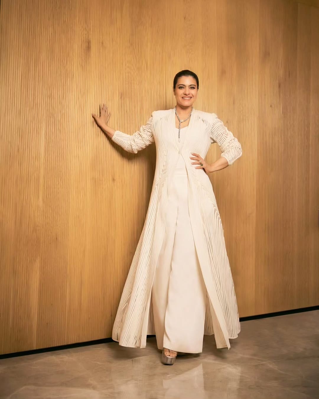 काजोल  हिचे काही फोटो सध्या सोशल मीडियावर व्हायरल होत आहेत. चाहत्यांना देखील अभिनेत्रीचा नवीन लूक आवडलेला आहे. फोटो पोस्ट करत अभिनेत्रीने लक्षवेधी कॅप्शन देखील लिहिलं आहे. सध्या सर्वत्र काजोल हिच्या फोटोंची चर्चा रंगली आहे. 