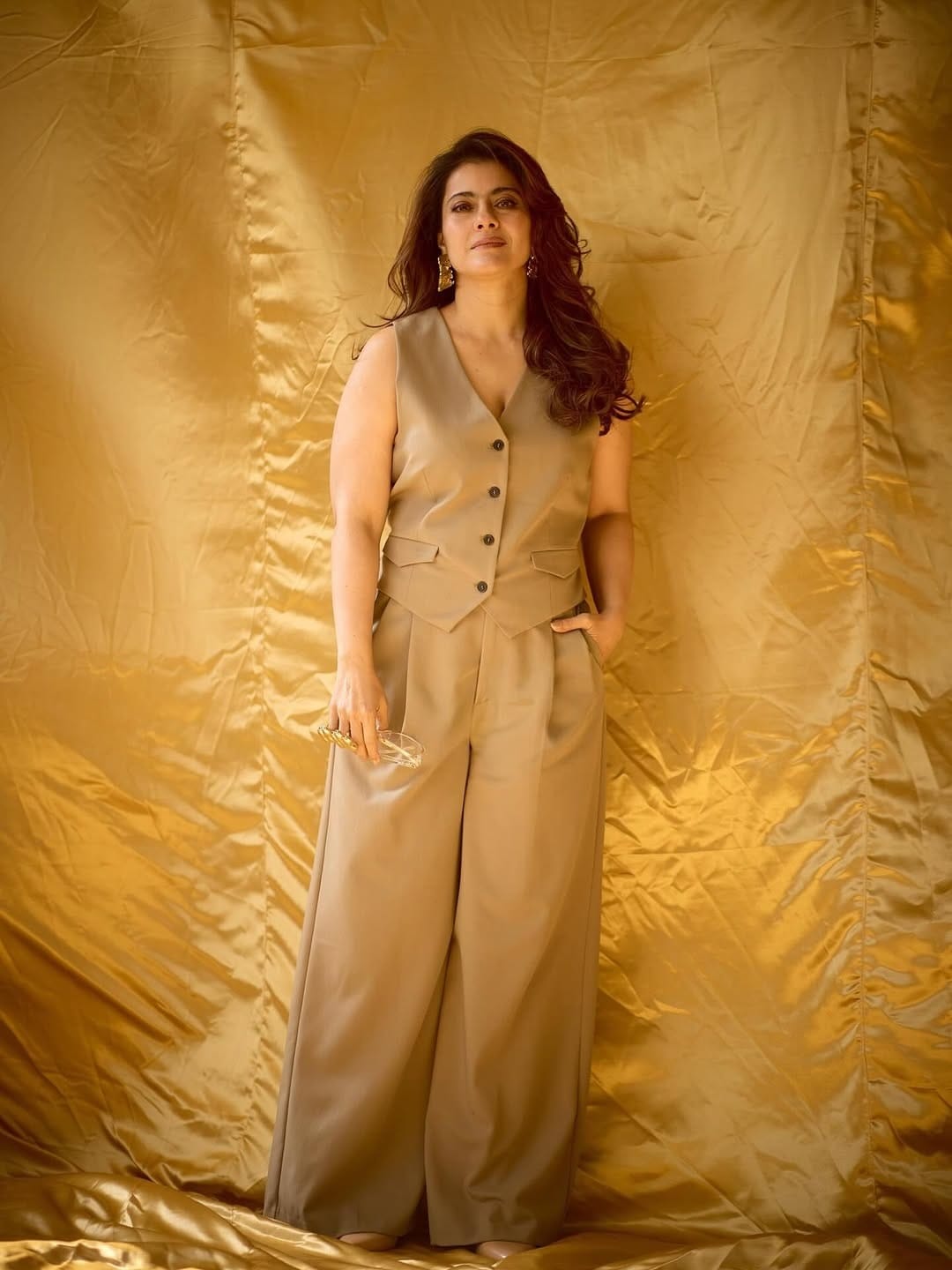 अभिनेत्री काजोल आता पूर्वीप्रमाणे बॉलिवूडमध्ये सक्रिय नसली तरी, सोशल मीडियावर कायम सक्रिय असते. सोशल मीडियावर तिच्या चाहत्यांची संख्या देखील मोठी आहे. चाहत्यांमध्ये आजही अभिनेत्रीची क्रेझ दिसून येते.