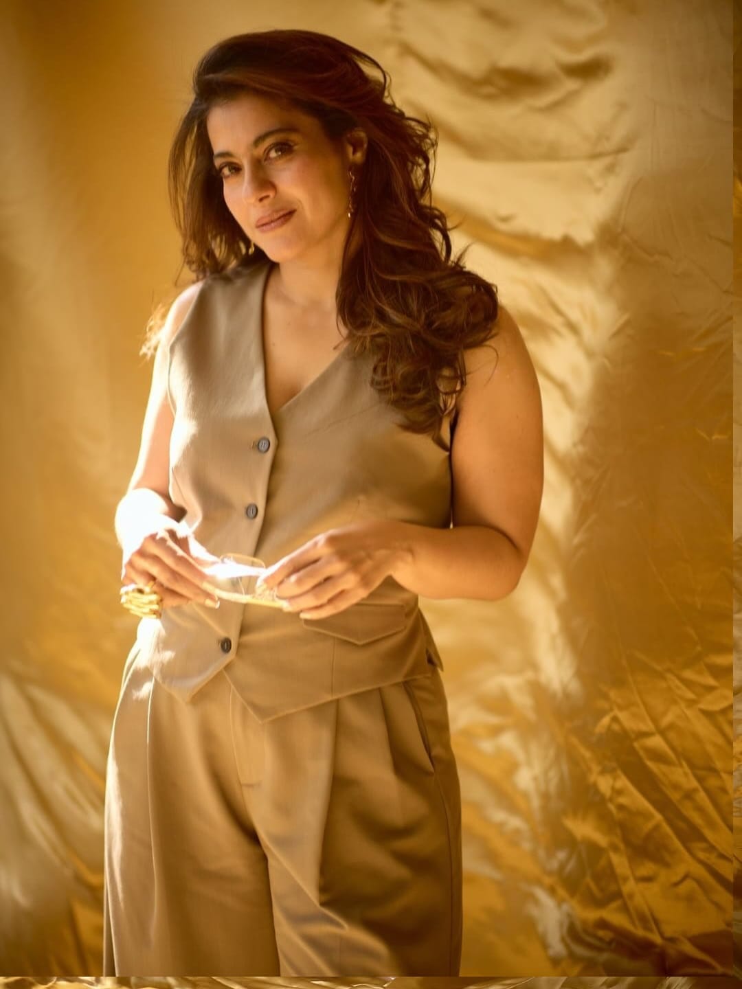 बॉलिवूडची प्रसिद्ध आणि लोकप्रिय अभिनेत्री काजोल हिला आज कोणत्याच ओळखीची गरज नाही. आजही काजोल हिची क्रेझ चाहत्यांमध्ये कायम आहे. चाहते देखील काजोल हिचा प्रत्येक लूक फॉलो करतात.