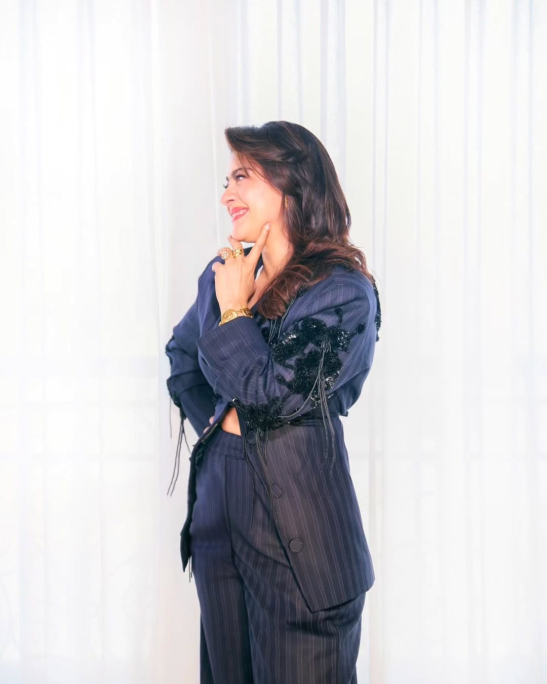 अभिनेत्री काजोल हिला आज कोणत्याच ओळखीची गरज नाही. गेल्या काही महिन्यांपासून काजोल सोशल मीडियावर सक्रिय असते. आता देखील तिचे काही फोटो सोशल मीडियावर व्हायरल होत आहेत. पण तिच्या कॅप्शनने सर्वांचं लक्ष वेधलं आहे.