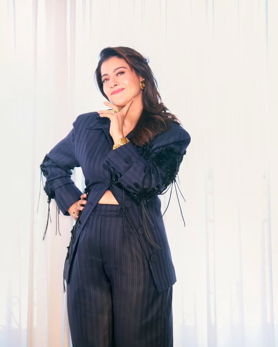 क्लासी आणि ग्लॅमरस लूकमध्ये काही फोटो पोस्ट करत काजोल हिने चाहत्यांचं लक्ष वेधलं आहे. सध्या सर्वत्र काजोल हिच्या पोस्टची चर्चा रंगली आहे. काजोल कायम तिच्या सोशल मीडिया पोस्टमुळे चर्चेत असते. 