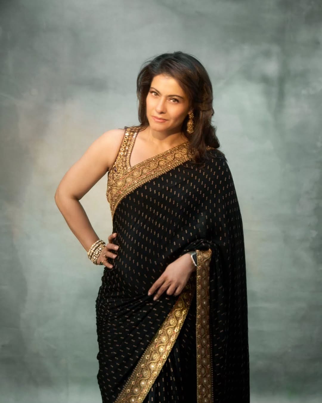 मंकरसंक्रांतीच्या दिवशी महिला काळ्या रंगाच्या साड्या नेसतात. ही एक परंपराच आहे. संक्रांतीच्या दिवशी कळे कपडे घालण्याची प्रथा आहे. त्यामुळे काजोलचा लूक यंदाच्या वर्षासाठी परफेक्ट ठरेल...