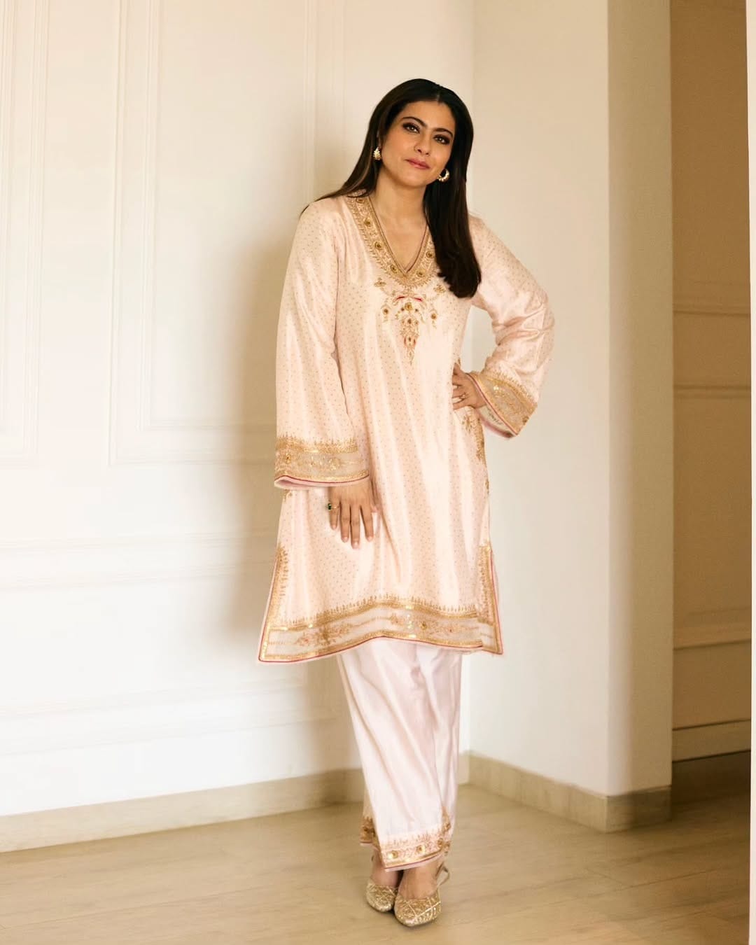 फोटो पोस्ट करत काजोल हिने खास कॅप्शन दिलं आहे. फोटो पोस्ट करत काजोल कॅप्शन मध्ये म्हणाली, 'Summer Shandy .. that’s my colour...' काजोलच्या पोस्टवर अनेकांना लाईक्स आणि कमेंटचा वर्षाव देखील केला आहे.