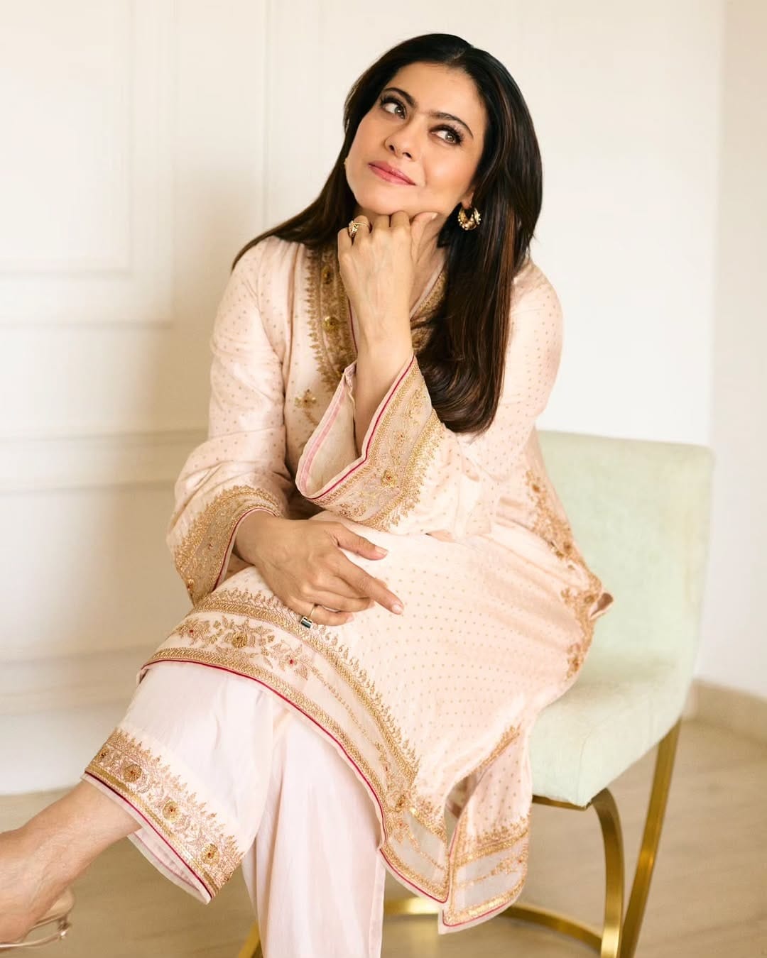 काजोल सोशल मीडियावर कायम सक्रिय असते. सोशल मीडियावर तिच्या चाहत्यांची संख्या देखील फार मोठी आहे. चाहत्यांच्या संपर्कात राहण्यासाठी अभिनेत्री कायम स्वतःचे फोटो आणि व्हिडीओ सोशल मीडियावर पोस्ट करत असते. 