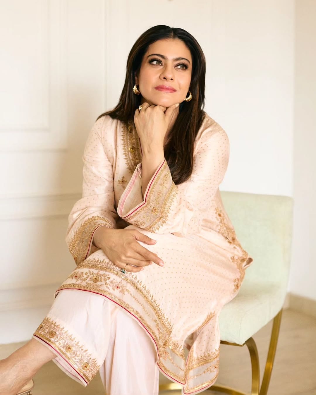 चाहत्यांच्या संपर्कात राहण्यासाठी अभिनेत्री कायम स्वतःचे फोटो आणि व्हिडीओ पोस्ट करत असते. आता देखील अभिनेत्रीने पारंपरिक ड्रेसमध्ये काही क्लासी आणि ग्लॅमरस फोटो पोस्ट केले आहेत. सध्या सर्वत्र काजोल हिच्या फोटोंची चर्चा रंगली आहे. 