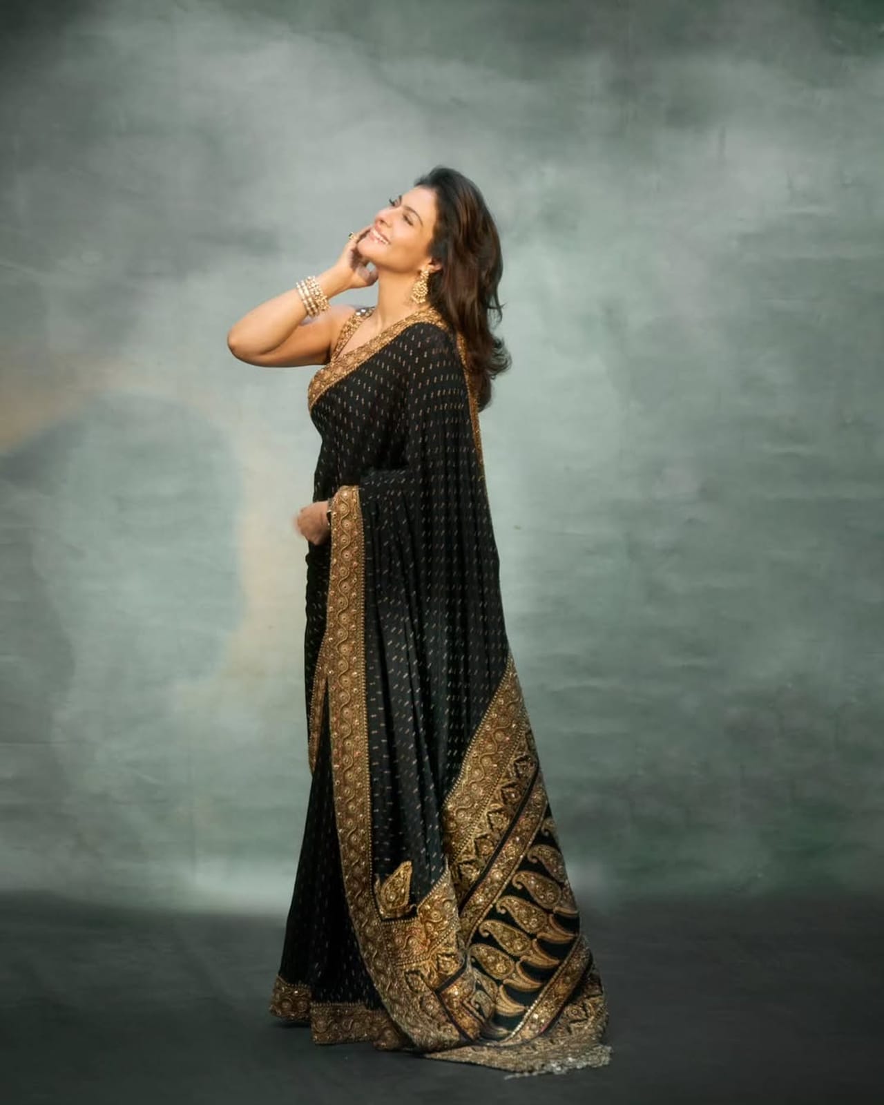 अभिनेत्री काजोल हिने काळ्या साडीतील काही फोटो सोशल मीडियावर पोस्ट केले आहे. चाहत्यांना देखील अभिनेत्रीचा लूक आवडलेला आहे. मंकरसंक्रांतीच्या दिवशी तुम्ही देखील अभिनेत्रीचा लूक फॉलो करु शकता.