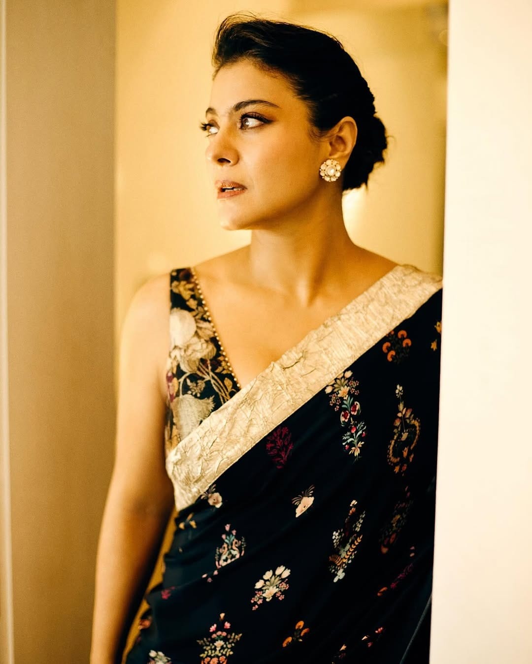 काजोल सोशल मीडियावर कायम सक्रिय असते. सोशल मीडियावर तिच्या चाहत्यांची संख्या देखील फार मोठी आहे. चाहत्यांच्या संपर्कात राहण्यासाठी अभिनेत्री कायम स्वतःचे फोटो आणि व्हिडीओ सोशल मीडियावर पोस्ट करत असते.