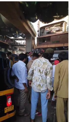 कल्याण रेल्वे स्थानक परिसरात रिक्षा थांबवण्यावरून तुंबळ हाणामारी.