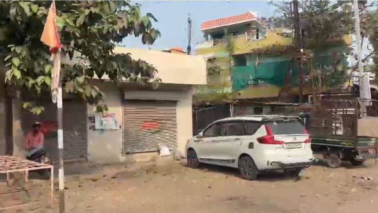  कल्याणमध्ये शोककळा पसरली आहे. अजित पवार यांना व्यापारी व शिवसेनेतर्फे भावपूर्ण श्रद्धांजली वाहण्यात आली. ​दुकाने बंद ठेवून श्रद्धांजली वाहिली. वडवली, अटाळी आणि आंबिवली परिसरातील व्यापाऱ्यांनी व्यवहार बंद ठेवून शोक व्यक्त केला .  माजी नगरसेवक दुर्योधन पाटील आणि युवा सेना पदाधिकारी वैभव पाटील यांच्याकडून आदरांजली वाहण्यात आली.  शिवसेना शाखा कल्याणमधील स्थानिक कार्यकर्त्यांतर्फे श्रद्धांजली सभेचे आयोजन करण्यात आलं आहे. तर ​अजित पवार यांच्या निधनाच्या बातमीने वडवली-अटाळी परिसरात शांतता आहे, संपूर्ण परिसरात शोकाकुल वातावरण आहे.   सामाजिक कार्यातील योगदानाचे स्मरण करत विविध मान्यवरांकडून श्रद्धांजली अर्पण करण्यात आली. 