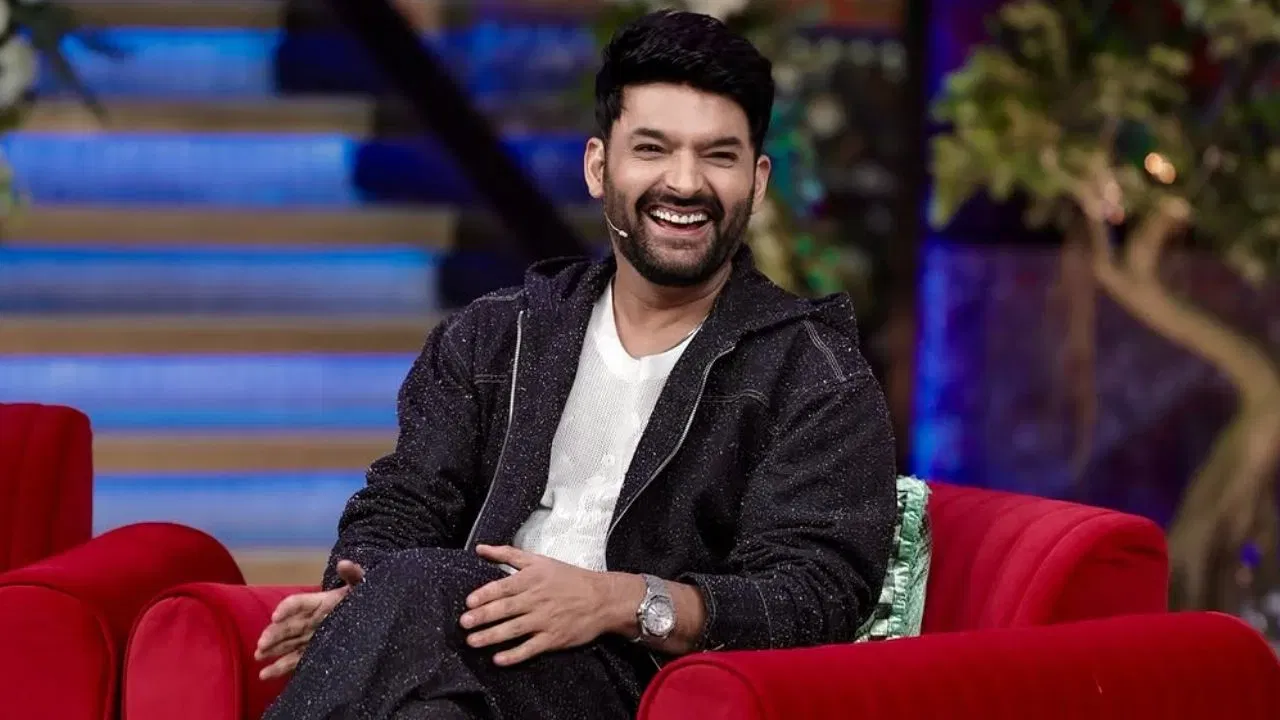 कपिल शर्मा यापूर्वी टीव्हीवरच आपला शो घेऊन यायचा, पण आता नेटफ्लिक्सवर येतोय. त्याच्या कॉमेडी शोला नेहमीच खूप प्रेम मिळत राहिले आहे. याच दरम्यान शोचा मुख्य चेहरा आणि होस्ट कपिल शर्माची सॅलरी ऐकून सर्वजण हैराण झाले आहेत. एशियनेटच्या रिपोर्टनुसार, कपिल शर्मा एका एपिसोडसाठी 5 कोटी रुपये फी घेतो. यामुळे तो सर्वाधिक फी घेणारे कॉमेडियन बनला आहे.