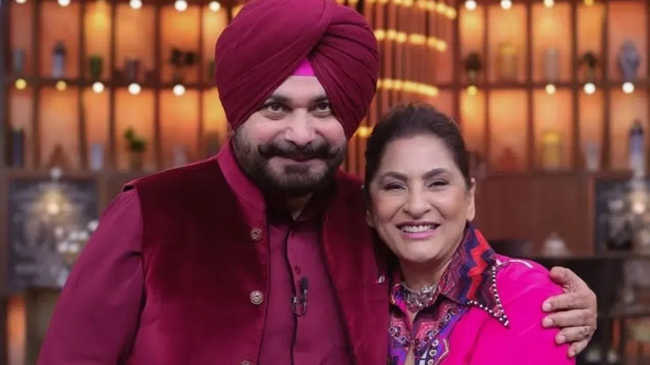 शोमध्ये जज म्हणून अर्चना पूरण सिंह आणि नवजोत सिंह सिद्धू बसलेले आहेत. रिपोर्टनुसार, अर्चनाला १०-१२ लाख रुपये फी मिळते. तर नवजोतच्या खात्यात ३० ते ४० लाख रुपये जमा होतात. मात्र ही फीची माहिती नेटफ्लिक्स किंवा कोणत्याही अधिकृत व्यक्तीने दिलेली नाही.