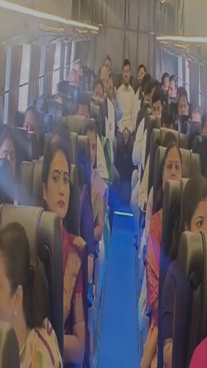 शिंदे गटाचे 53 नगरसेवक  बसने मुंबईतील कोकण भवनमध्ये