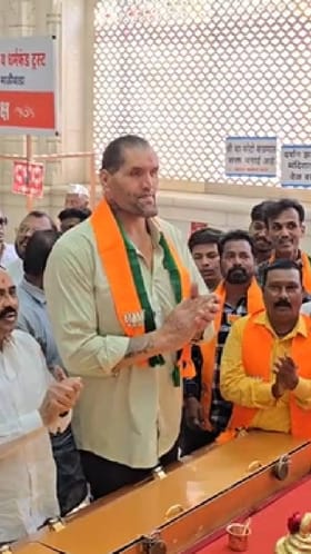 भाजपाच्या प्रचारात बाहुबली खली, नगरमध्ये लोकांची मोठी गर्दी!