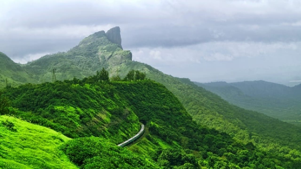 खंडाळा- लोणावळा आणि कर्जतच्यामध्ये असणारे खंडाळा हे देखील पर्यटकांसाठी फिरण्यासाठी खास ठिकाण आहे. तेथील सौंदर्य हे पर्यटकांना खूपच आकर्षित करते. तिथे तुम्ही व्हिला बुक करून कुटुंबासोबत सुट्टीचा आनंद घेऊ शकता. 