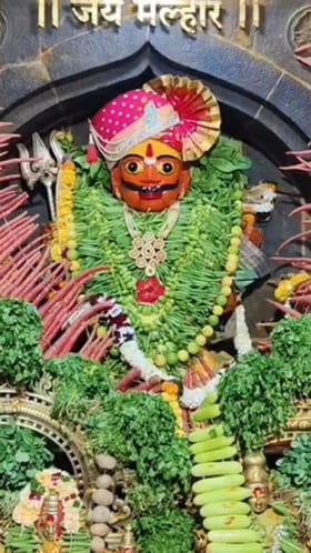 जेजुरी : श्री खंडोबा देवाला पालेभाज्यांची आरास.