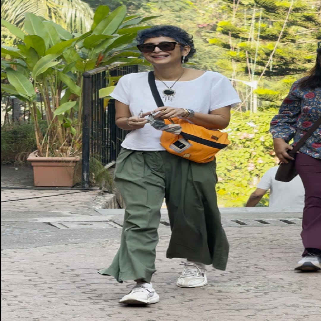 अभिनेता आमिर खान याची दुसरी पत्नी किरण राव हिने देखील मतदानाचा हक्क बजावला आहे. किरण हिचा देखील मतदान केंद्रवरील फोटो व्हायरल होत आहे. 